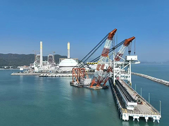 華潤(rùn)海豐卸船機(jī)順利吊裝，助力粵港澳大灣區(qū)能源供應(yīng)
